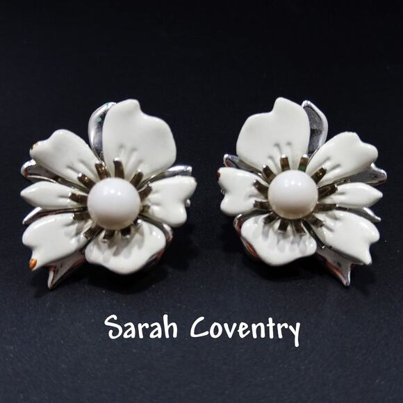 Sarah Coventry White Enamel Flower Earrings Silver Tone Clip On 1960s Vintage - Picture 1 of 10